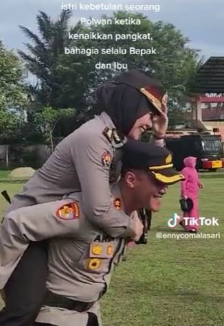 momen mesra kapolres gendong polwan cantik naik pangkat jadi akbp ternyata istrinya