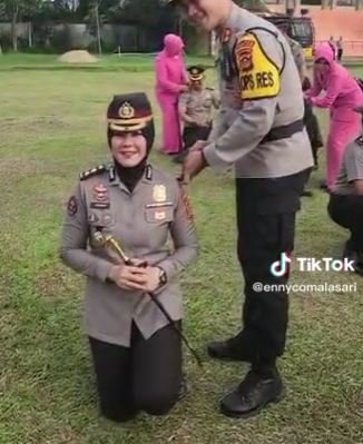 momen mesra kapolres gendong polwan cantik naik pangkat jadi akbp ternyata istrinya