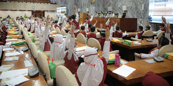 Antusiasme Siswa SDIT Mengenal Dunia Politik di Parlemen