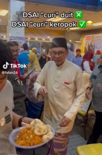 perdana menteri malaysia anwar ibrahim tiba tiba comot kerupuk bikin kaget