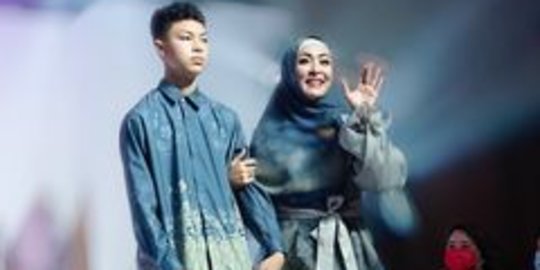 Tinggi & Ganteng, Ini 5 Potret Keanu Massaid Anak Angelina Sondakh jadi Model Catwalk