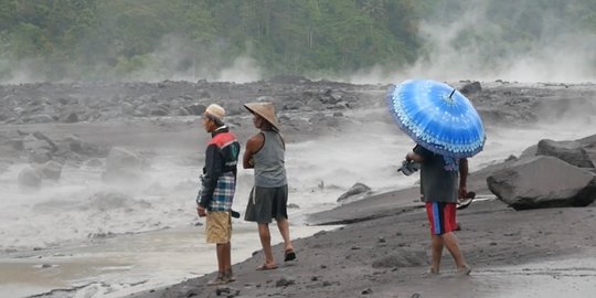 Banjir Lahar Dingin Semeru Sebabkan Sejumlah Warga Terjebak dan Rumah Terendam