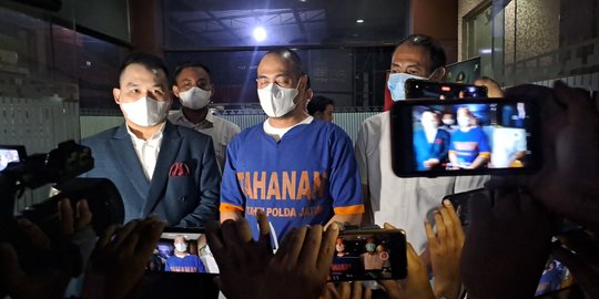 Foto Ferry Irawan dengan Tangan Terikat dan Berbaju Biru Bertulis Tahanan