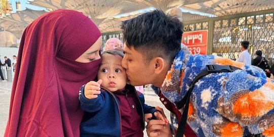 Makin Gemas dan Ganteng, Ini Potret Al Fatih Anak Lesti & Rizky Billar saat Umrah