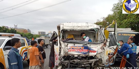 Kecelakaan Truk di Tol Jakarta-Tangerang, Sopir Terjepit Kabin Kemudi