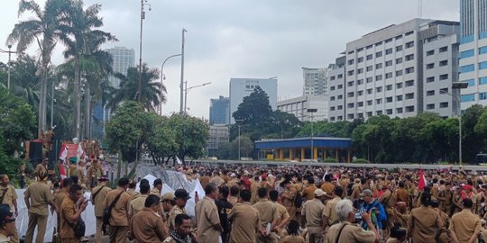 Ribuan Kepala Desa Demo Depan DPR, Tuntut Masa Jabatan Diperpanjang jadi 9 Tahun