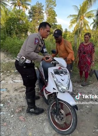 salut polisi antar motor pria paruh baya yang mogok sampai rumah saat patroli