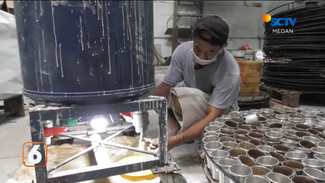 wajib ada saat perayaan imlek intip proses produksi kue bakul di medan