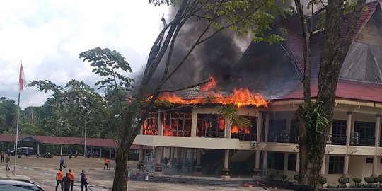 Kantor DPRD Indragiri Hulu Terbakar, Api Membara di Gedung Utama