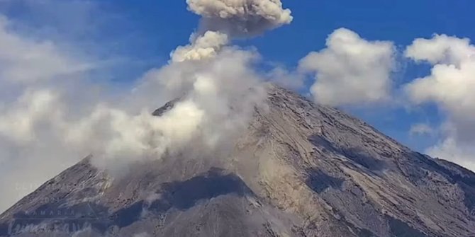 Gunung Semeru Erupsi Tiga Kali Hari Ini