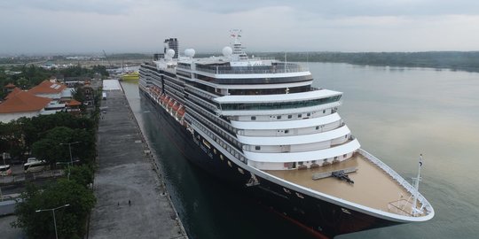 Kapal Pesiar Berbendera Belanda Berlabuh di Bali, Bawa Ribuan Turis