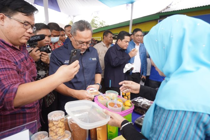 mendag zulkifli hasan dan menteri bumn erick thohir bertemu pelaku umkm binjai