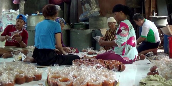 Jelang Imlek, Produksi Kue Keranjang di Bekasi Mencapai Satu Ton Sehari