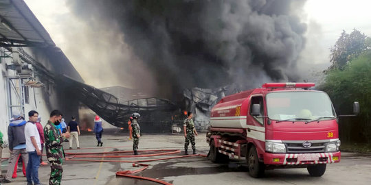 Pabrik Plastik di Curug Tangerang Terbakar, Asap Pekat Hitam Selimuti Permukiman