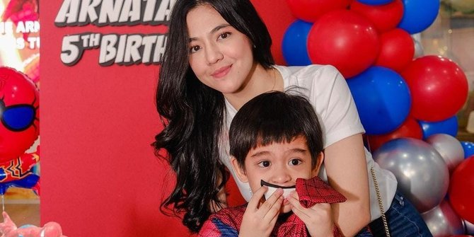 Tak Tersorot, Ini 6 Potret Ganteng Kyrie Arnatama Anak DJ Una yang Berusia 5 Tahun