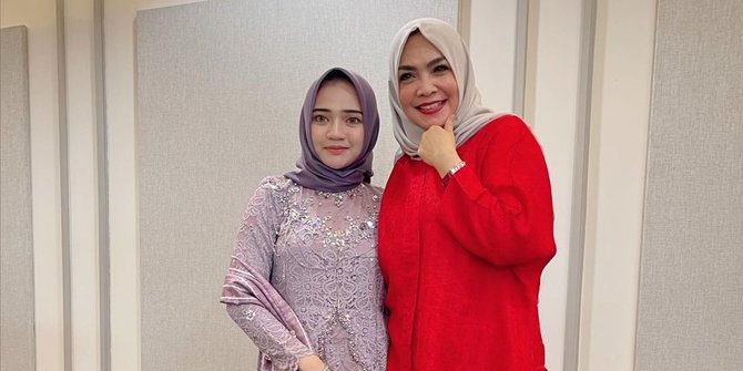 Deretan Foto Mama Rieta Kenakan Busana Kebaya, Penampilannya Banjir Pujian