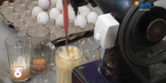Minuman Teh Susu Telur di Medan Ini Unik, Mengolahnya Pakai Mesin Jahit