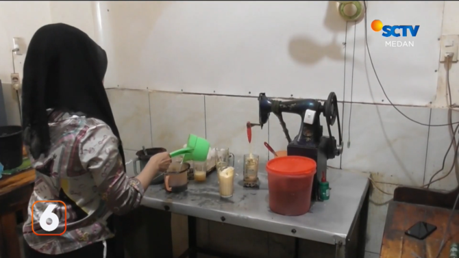 proses pengolahan teh susu telur ini unik dikocok menggunakan mesin jahit