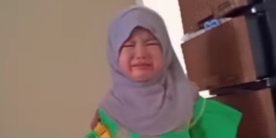 Anak Ini Pulang Ngaji Lebih Cepat sambil Nangis, Alasannya Bikin Ibunda Terharu