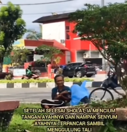 Bikin Haru, Bocah Ini Salat Di Pinggir Jalan Dan Pakai Mukena Dari ...