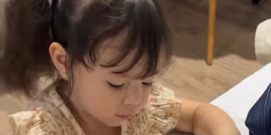 5 Potret Terbaru Baby Chloe Anak Asmirandah, Tingkah Lucunya Curi Perhatian