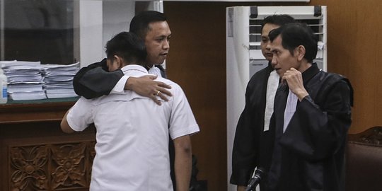 Dituntut JPU 12 Tahun Penjara, Penasehat Hukum Langsung Merangkul ...