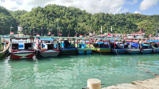 nelayan di pantai sadeng menggunakan panel surya