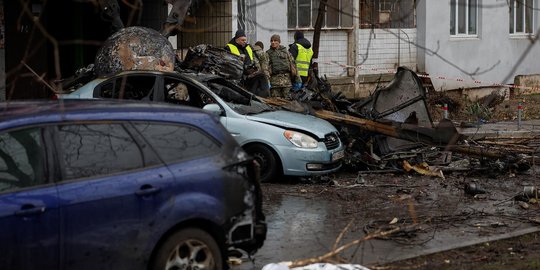 Potret Helikopter Jatuh di Ukraina yang Tewaskan 16 Orang, Termasuk Mendagri
