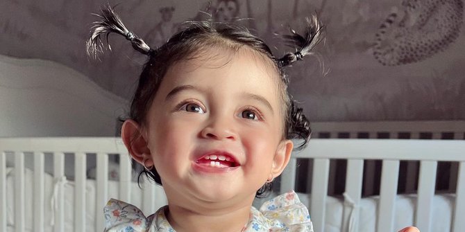 Potret Terbaru Baby Guzel Anak Ali Syakieb, Rambut Dikuncir Cute Banget