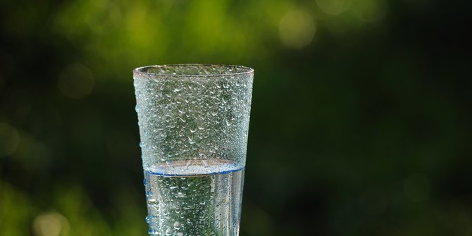 6 Manfaat Minum Air Putih di Pagi Hari, Baik untuk Kesehatan Tubuh