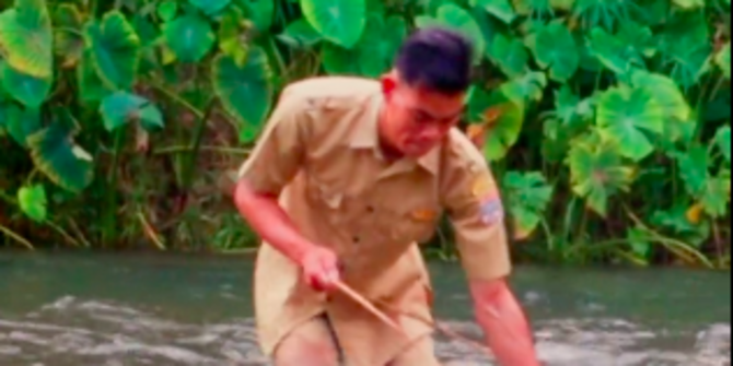 Heroik! Guru Honorer Tarik Perahu Seberangi Sungai Demi Anak Muridnya Bisa Sekolah