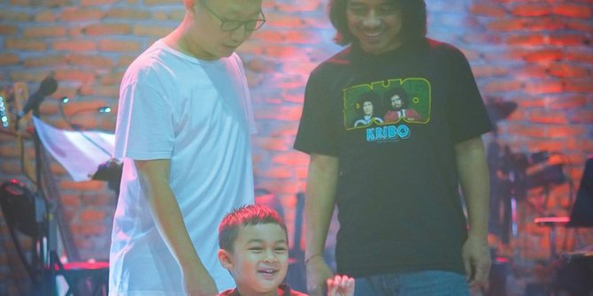 7 Momen Lucu Kiano Anak Baim Wong, Tingkahnya Sampai Bikin Dewa Budjana 'Ngikik'