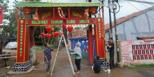 Warga Depok Mulai Hiasi Kampung dengan Pernak-Pernik Imlek