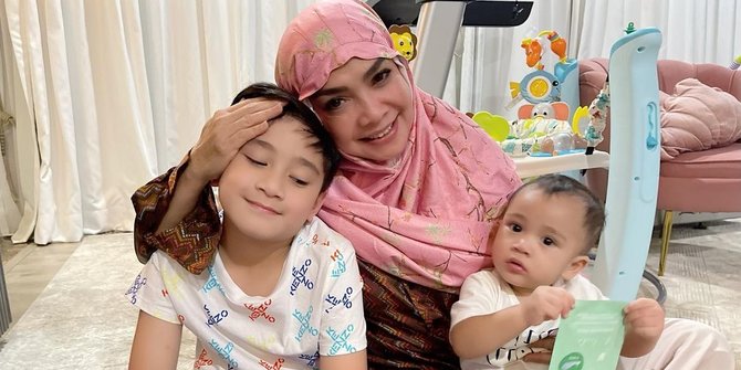 Momen Menggemaskan Mama Rieta Bersama Rafathar dan Rayyanza: Duo Ganteng Tita