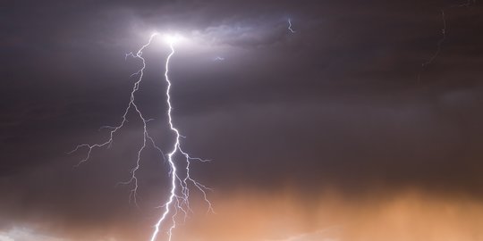 Ilmuwan Pertama Kali Bisa Arahkan Sambaran Petir di Langit, Begini Caranya