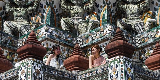 Cantiknya Turis Berpakaian Tradisional di Kuil Wat Arun Thailand