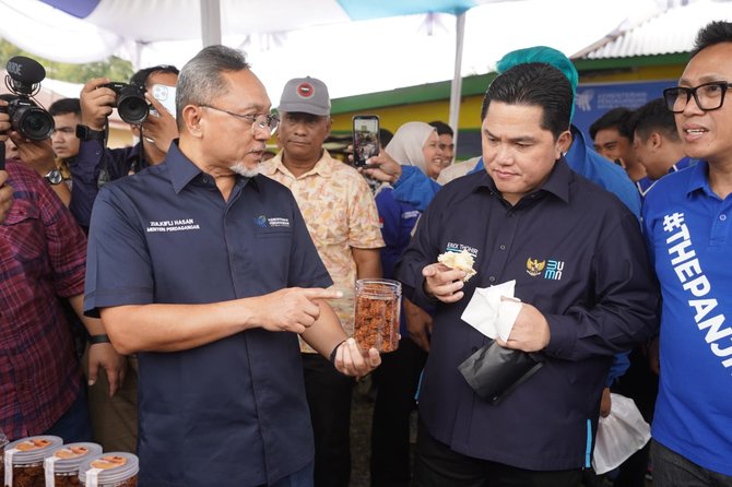 mendag zulkifli hasan dan menteri bumn erick thohir bertemu pelaku umkm binjai