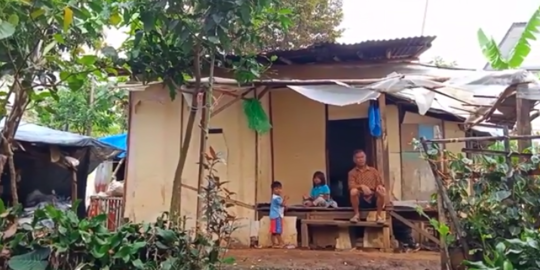 Pasangan Lansia Tinggal di Gubuk Sederhana, Sekelilingnya Ada Area Pemakaman