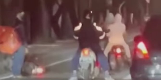 Viral Dua Pemuda Acungkan Celurit Bikin Pengendara Motor Berlarian di Tanjung Priok