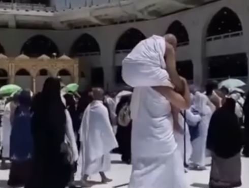 momen pria ibadah umrah bareng orangtua perlakuannya ke sang ayah jadi sorotan