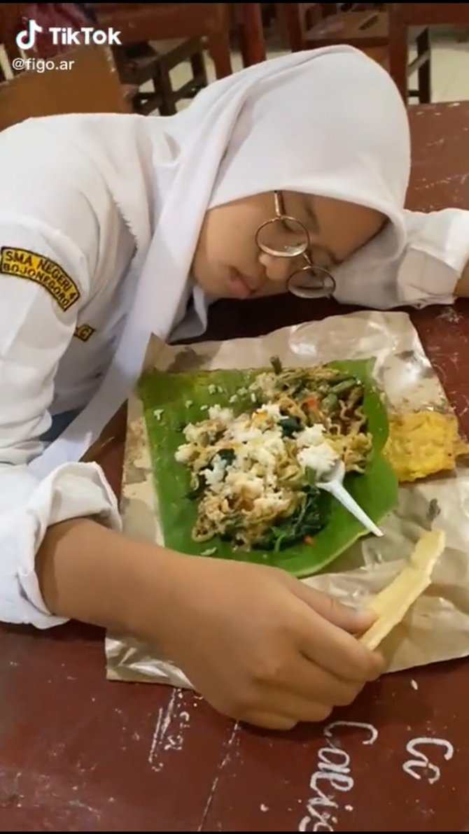 siswa sma ini ketiduran saat makan siang tak bangun meski diganggu temannya