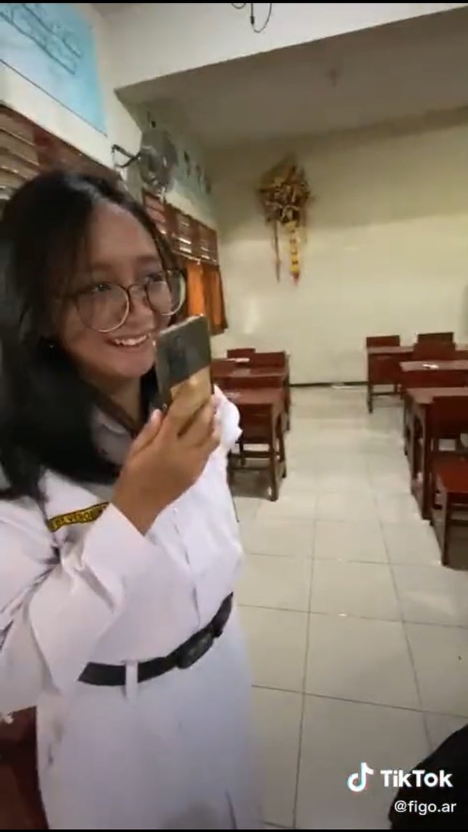 siswa sma ini ketiduran saat makan siang tak bangun meski diganggu temannya