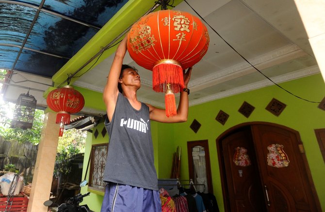 warga menghiasi kampung dengan pernak pernik imlek