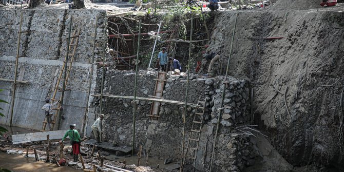 Antisipasi Longsor, Bantaran Kali Kramat Jati Diturap