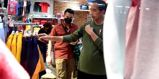 Memaknai Gestur Politik Jokowi Beli Baju Warna Merah, Kuning, & Hijau Jelang Pemilu