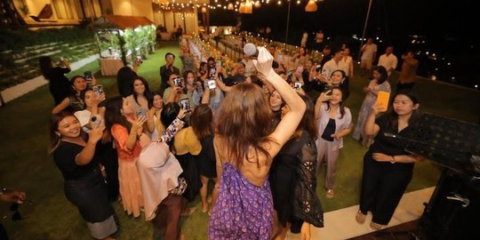 Intip Potret Bunda Corla Liburan di Bali, Seru-seruan Bareng 'Anak-anak'