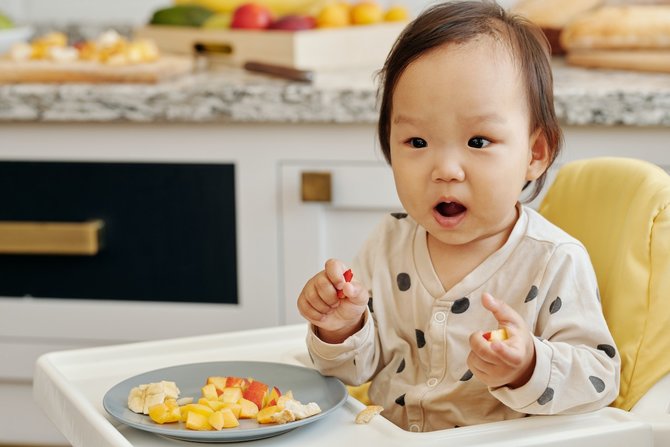 ilustrasi anak balita di bawah lima tahun sedang makan