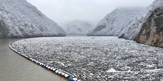 Penampakan Berton-ton Sampah Menumpuk di Sungai Drina Bosnia