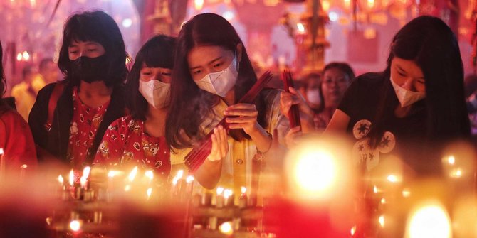 Kekhusyukan Warga Tionghoa Sembahyang di Malam Tahun Baru Imlek