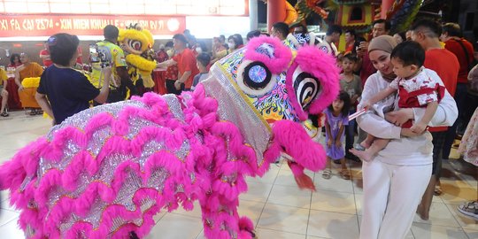 Atraksi Barongsai Meriahkan Malam Tahun Baru Imlek di Vihara Kwan In Thang